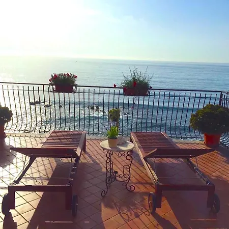 Apartment Miriam Sea Front Jacuzzi Giardini Naxos