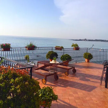 Miriam Sea Front Jacuzzi Apartment *
