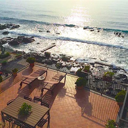 Apartment Miriam Sea Front Jacuzzi Giardini Naxos