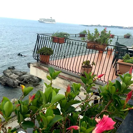 Apartment Miriam Sea Front Jacuzzi Giardini Naxos