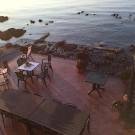 Apartment Miriam Sea Front Jacuzzi Giardini Naxos