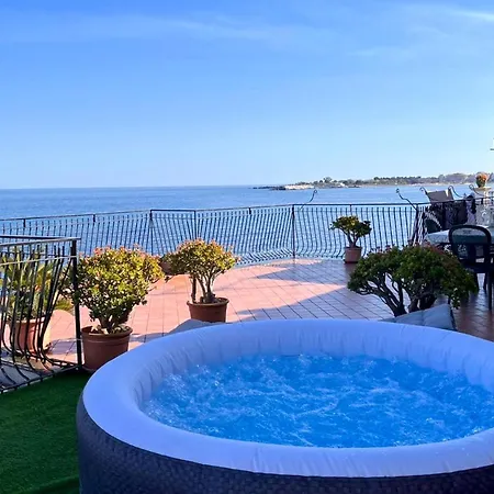 Miriam Sea Front Jacuzzi Apartment *